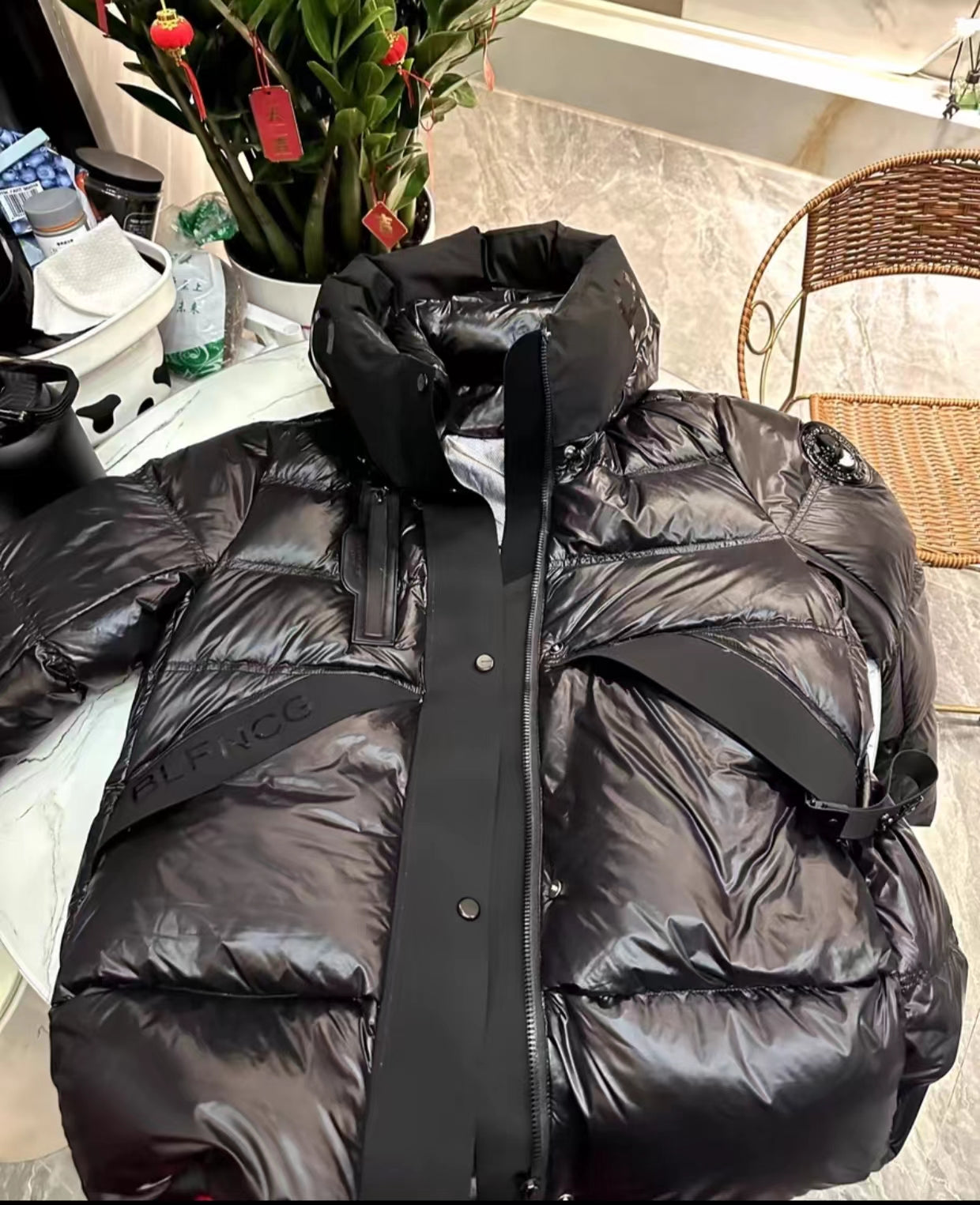 European goods shiny black-gold down jacket